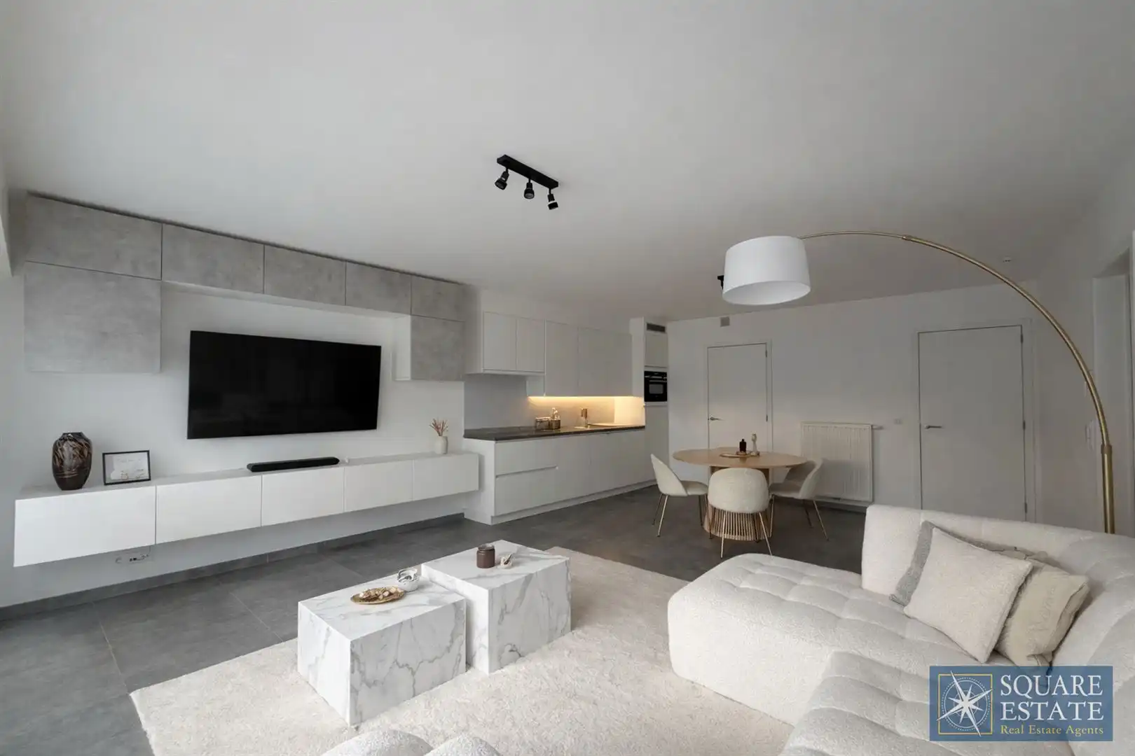 Prachtige gelijkvloers met tuin  foto {{pictureIndex}}