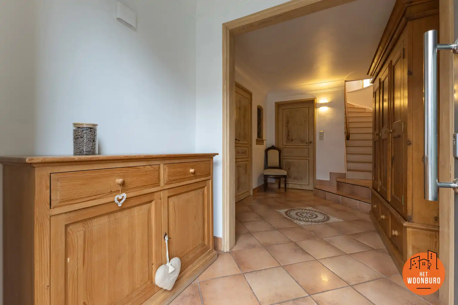 Karaktervolle woning met 4 slpks, garage, bijgebouw en tuin foto 2