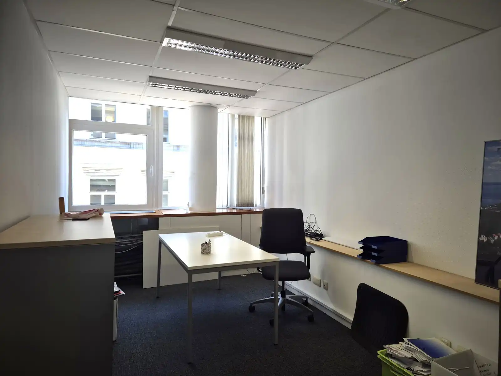 Ruime kantoorruimte met aparte bureaus in het centrum  foto 6