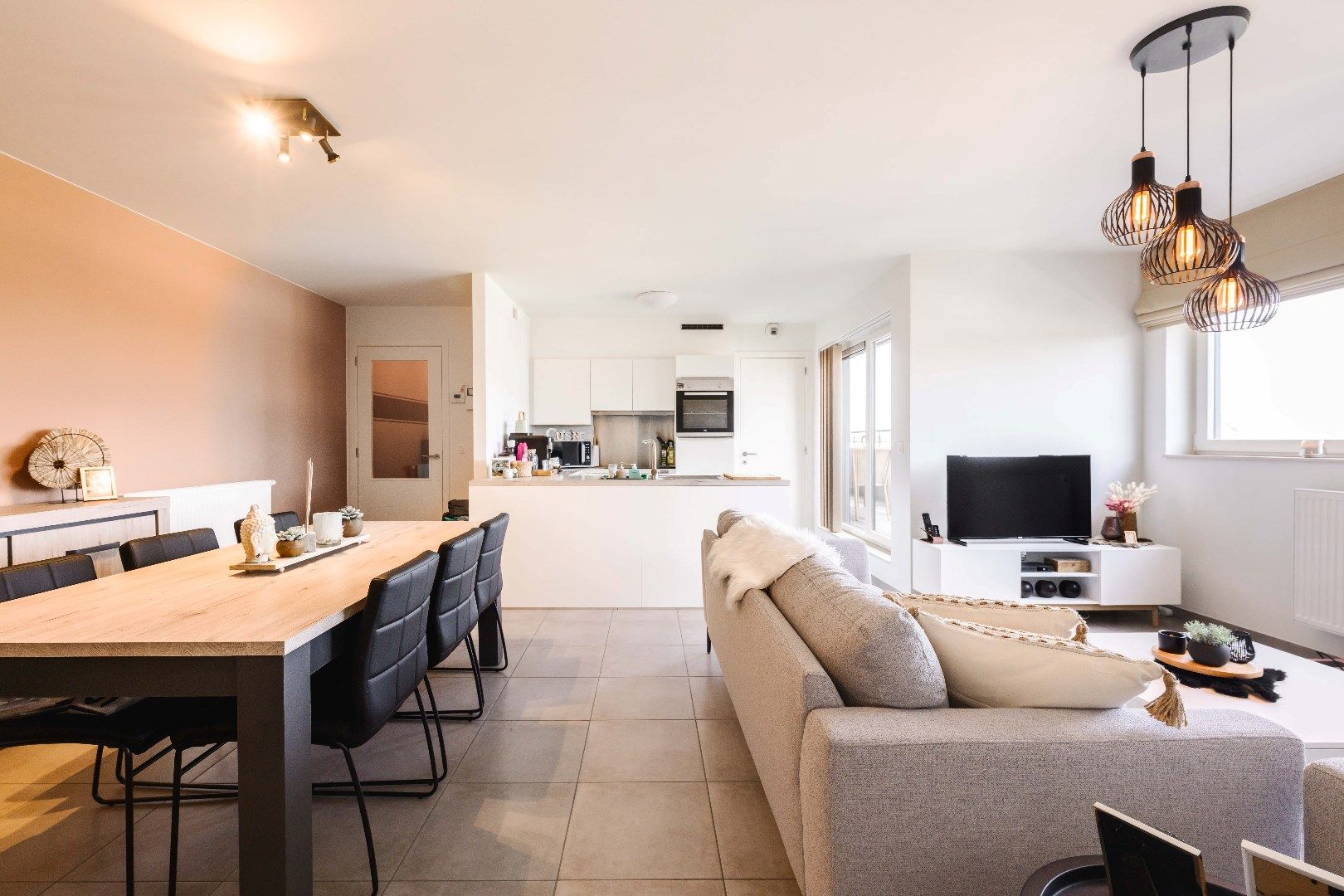 PRACHTIG INSTAPKLAAR APPARTEMENT | 2 SLPKS | INCL GARAGE foto {{pictureIndex}}