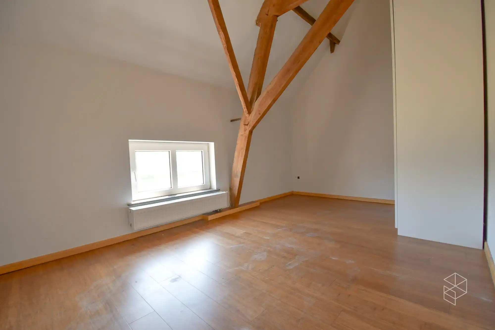 Ruime charmante woning met 4 GROTE slaapkamers, garage en een grote zuidwest gerichte tuin foto 13