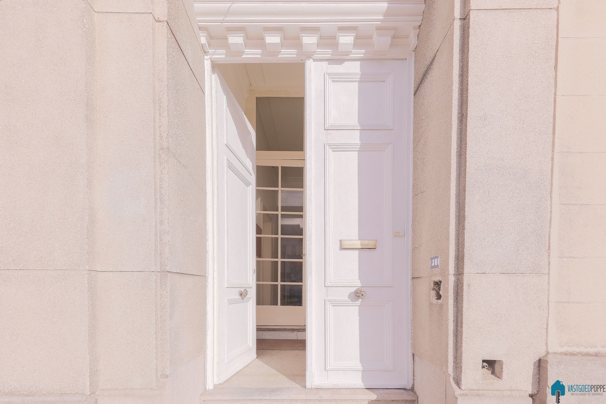 Ruim herenhuis met tuin en garage foto 3