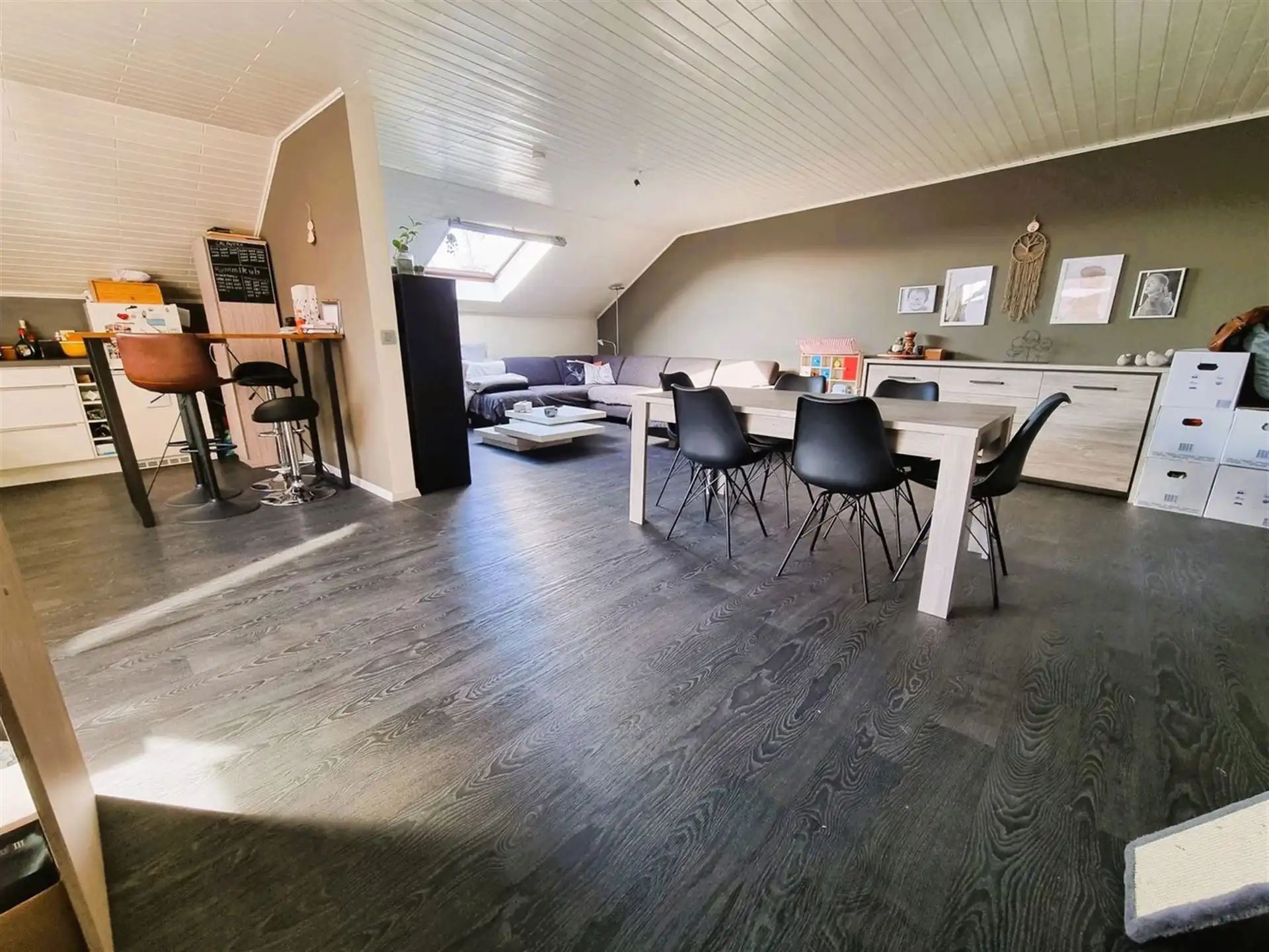 Zeer ruim dakapp 110m² met mooi zonnig terras, 2 slaapkamers en staanplaats achteraan foto 2