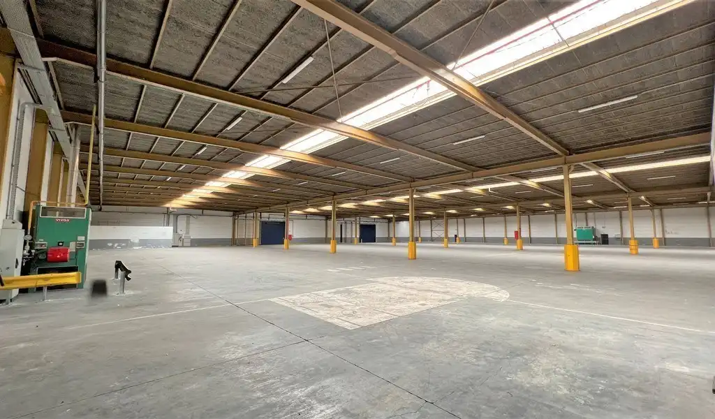 Magazijn met laadkade te huur vlakbij afrit E17 te Sint-Niklaas foto 4