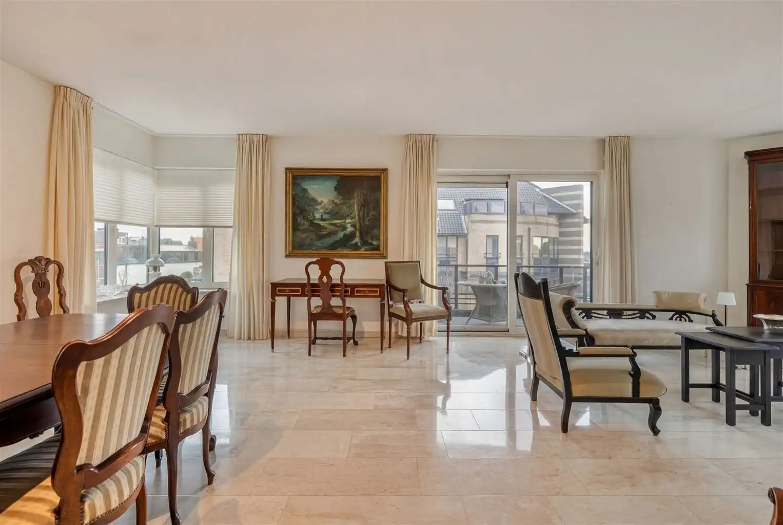 Prachtig, uitzonderlijk ruim appartement met 2 slaapkamers, 2 terrassen en inpandige garagebox, gelegen nabij het centrum van Maaseik. foto 2