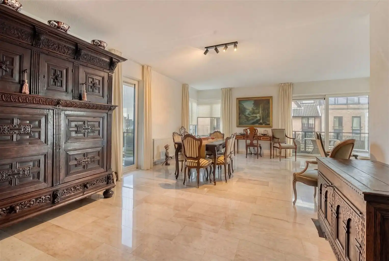 Prachtig, uitzonderlijk ruim appartement met 2 slaapkamers, 2 terrassen en inpandige garagebox, gelegen nabij het centrum van Maaseik. foto 2