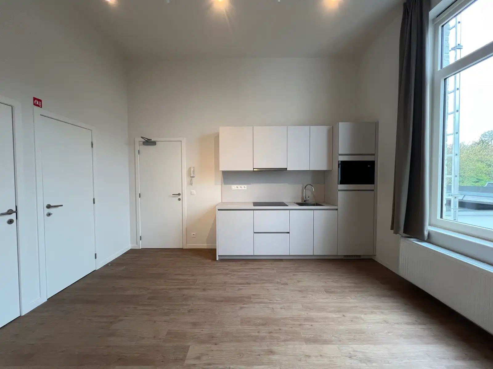 Volledig gerenoveerde studio op uitstekende locatie te huur foto 2