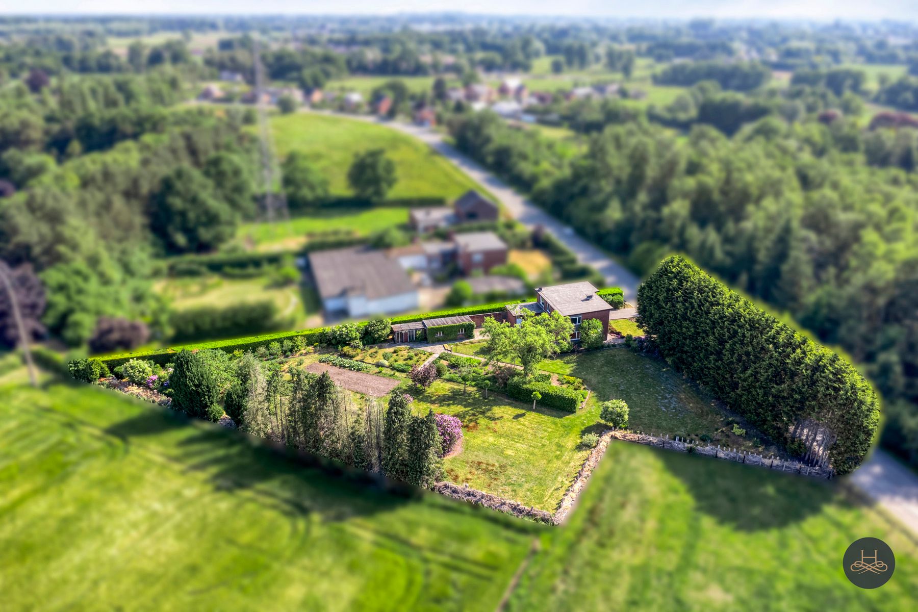 Charmant ruime renovatiewoning gelegen op een enorm perceel foto 4
