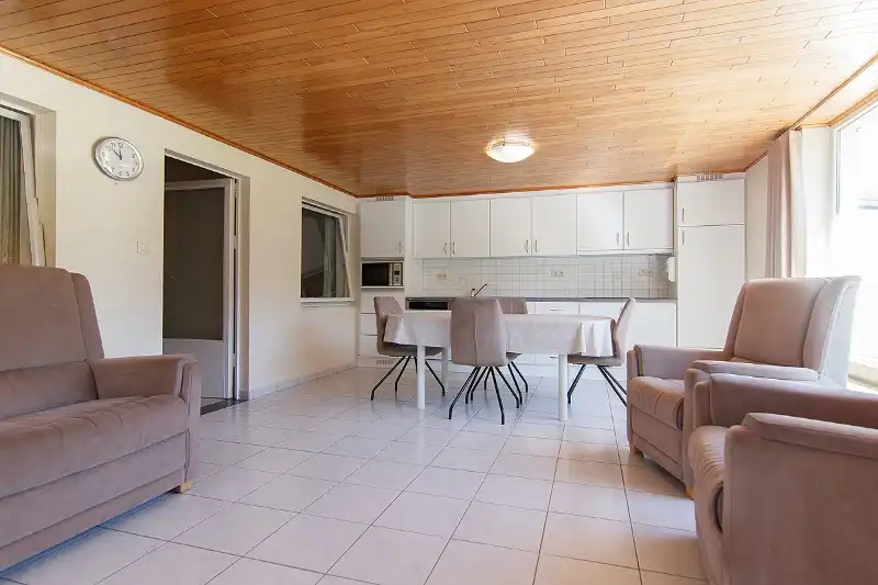 Ruime en rustig gelegen, te renoveren gelijkvloerse woning met bijna volledige onderkeldering op een knap perceel foto 12