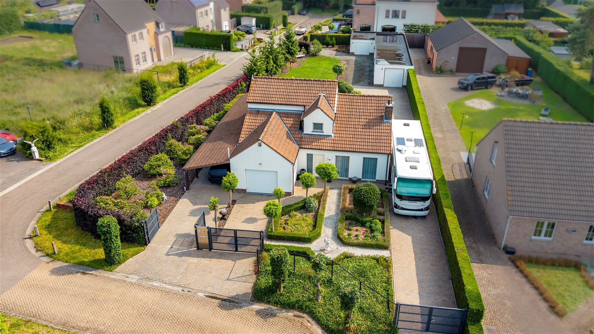 Prachtige villa in rustige wijk met vergund magazijn van 100 m² foto {{pictureIndex}}