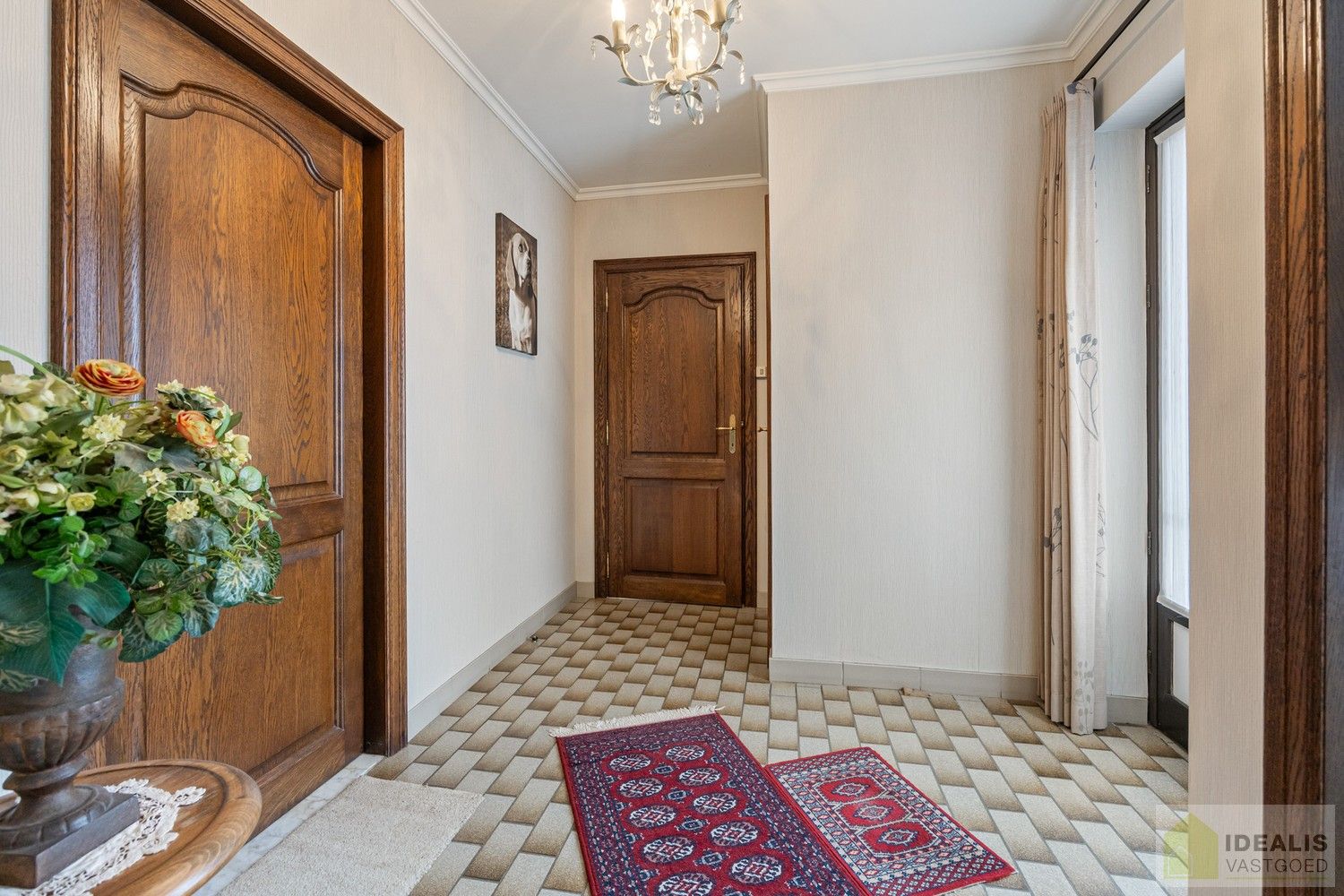 IDEALIS VASTGOED – PERFECT ONDERHOUDEN, INSTAPKLARE WONING +- 175M², MET MAAR LIEFST 4 SLAAPKAMERS, HEERLIJK LICHTRIJKE WOONKAMER EN DUBBELE GARAGE OP EEN PRACHTIG GROEN EN RUIM PERCEEL VAN 18A 43CA. foto 7