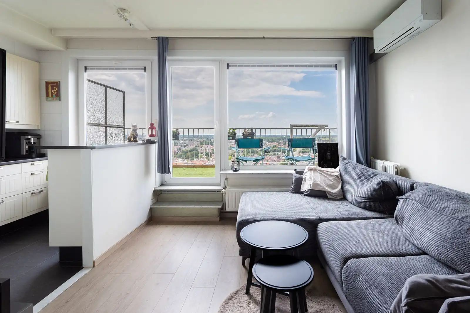 Lichtrijk appartement met ruim terras foto 4