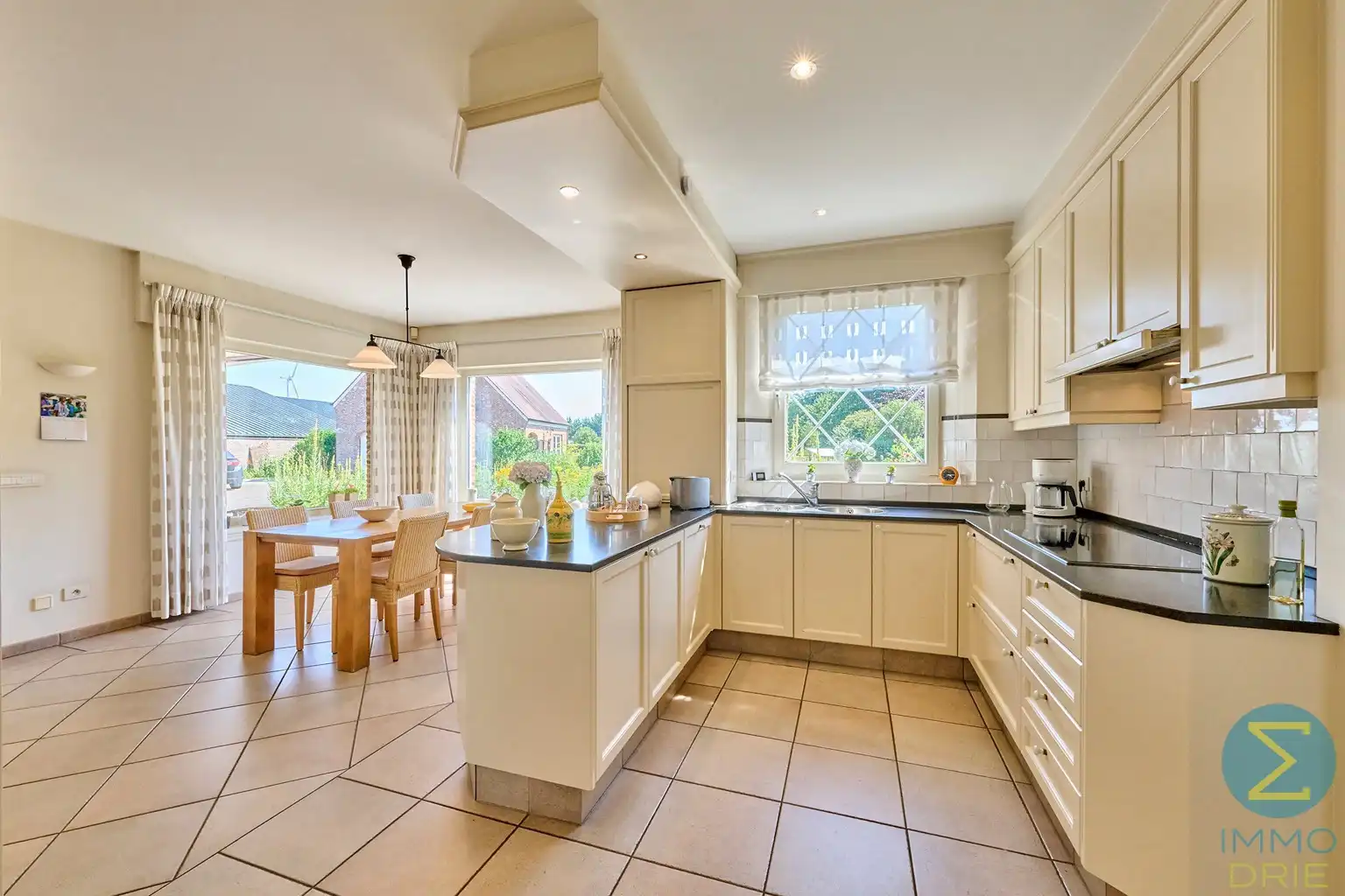 Exclusieve villa met bijgebouwen op 6.660m² grond foto 5