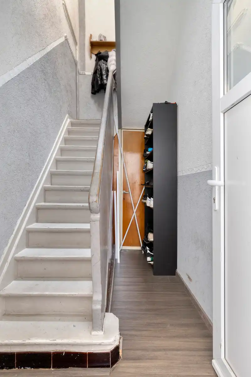 Woning met ruim magazijn en bureelruimte. foto 2