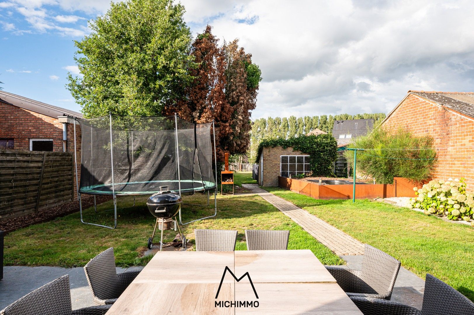 Open bebouwing met drie slaapkamers, grote tuin en EPC C (240 kWh) foto 2