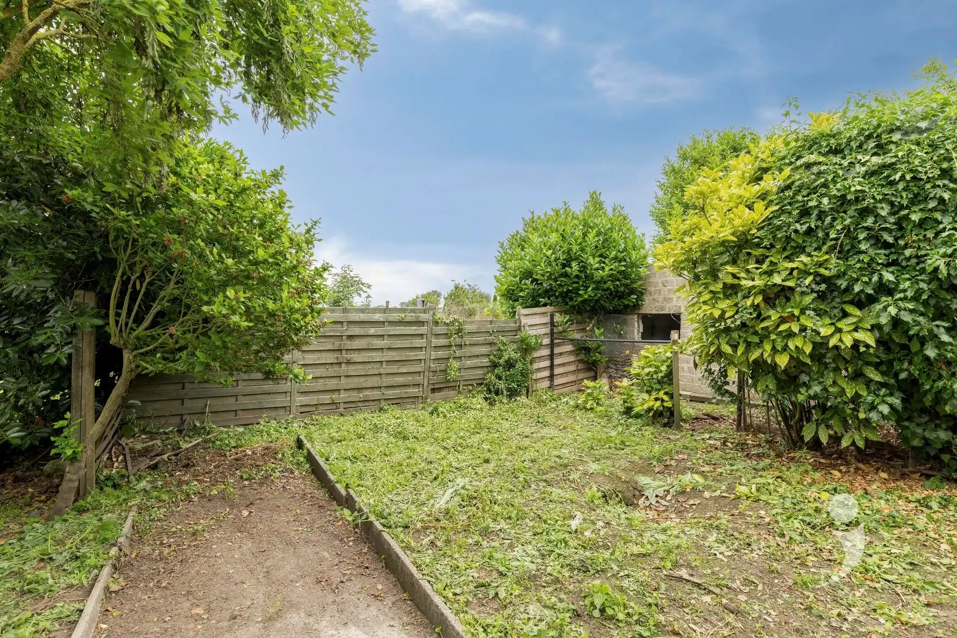 Ruime te renoveren woning met vergezicht foto 23