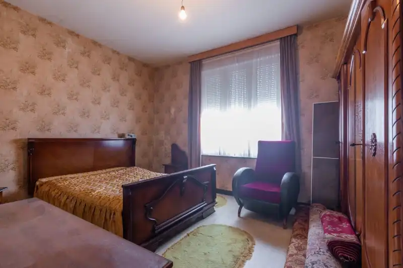 Te renoveren, centraal gelegen woning met 2 slaapkamers (4 mogelijk), tuin en oprit. foto 20