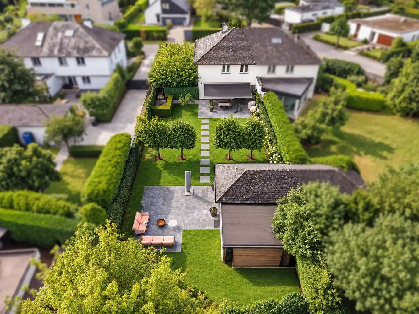 Ruime gezinswoning met prachtige tuin en veelzijdig bijgebouw in Neerharen foto 3