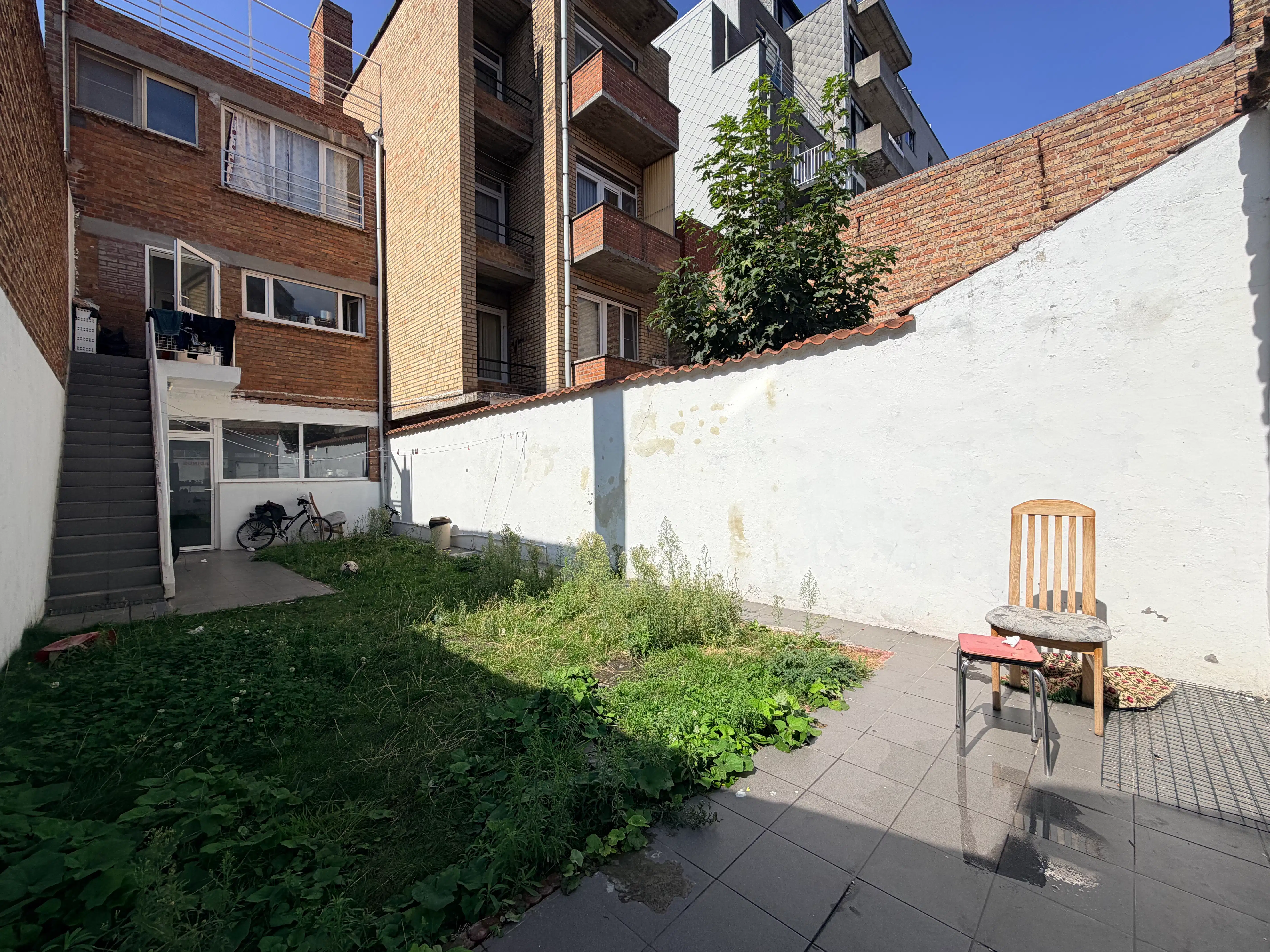 Handelsgelijkvloers met woonst en tuin foto 15