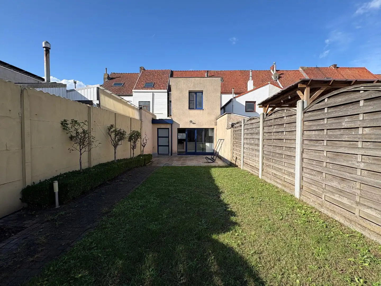 Instapklare woning te koop met uitweg en ruime garage achteraan en 3 slaapkamers met mogelijkheid tot het maken van een 4de slaapkamer.  foto 16