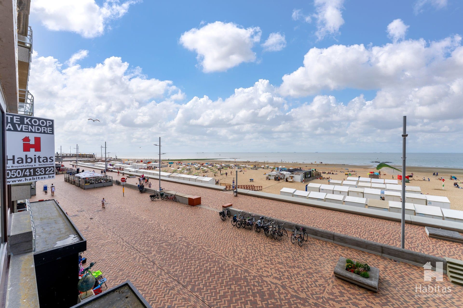 Bijzonder ruim en vernieuwd appartement met breed frontaal zeezicht foto 3