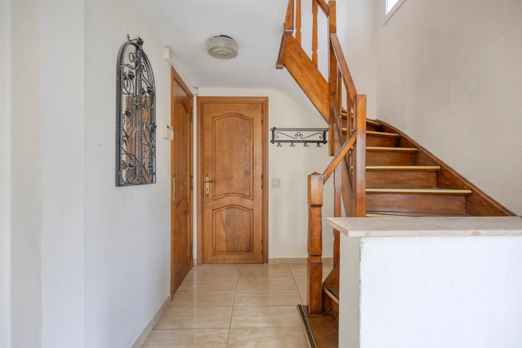 Woning met 4 slaapkamers, garage en tuin foto 3