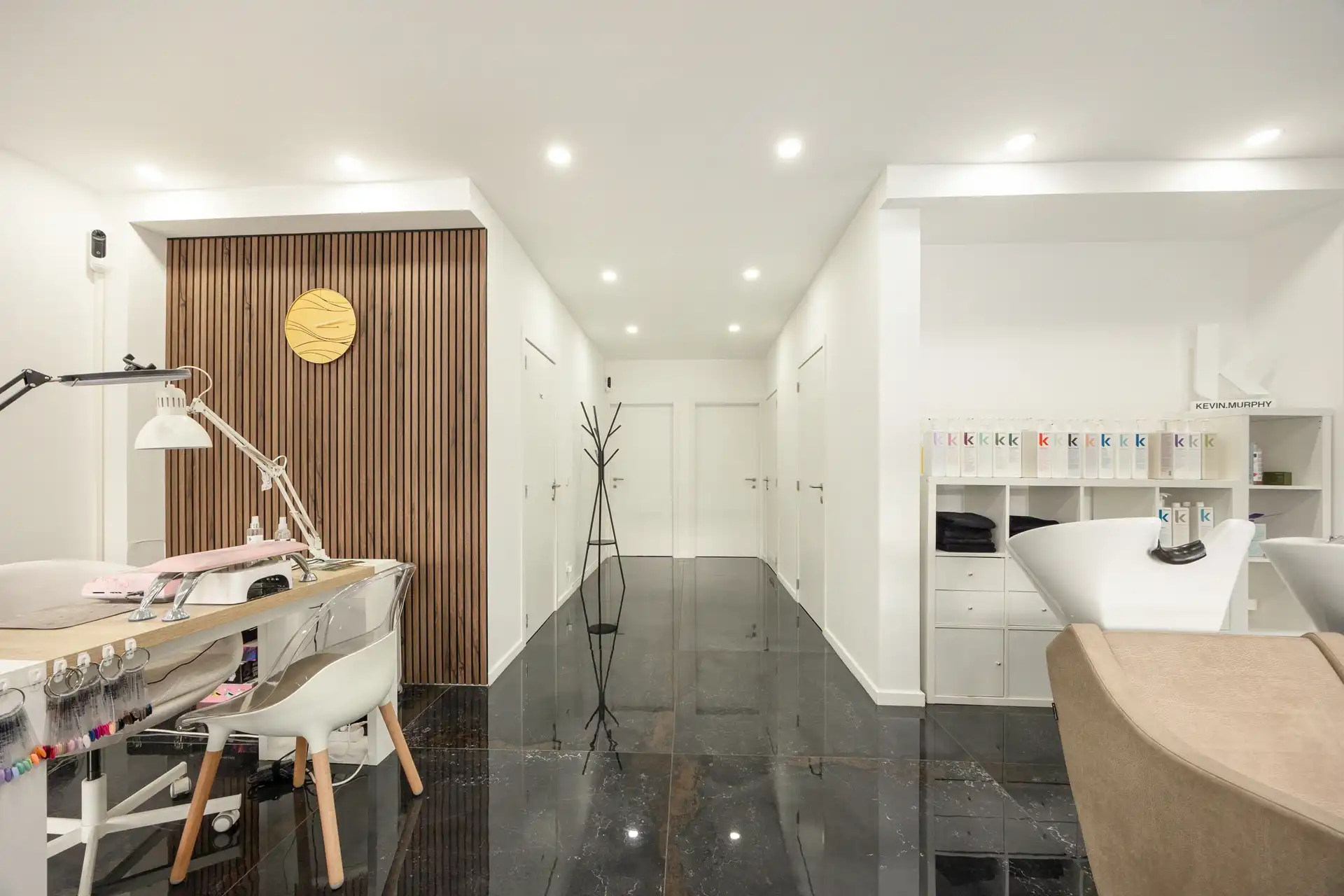 Volledig gerenoveerd beautysalon/kapsalon met 2 parkings foto 5