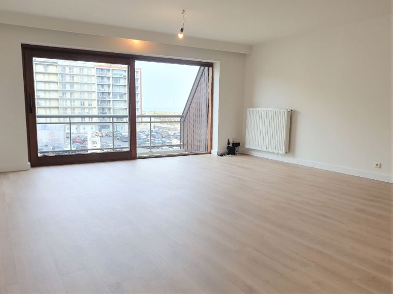 Ruim 2-slaapkamer appartement met zeezicht te huur op jaarbasis foto {{pictureIndex}}