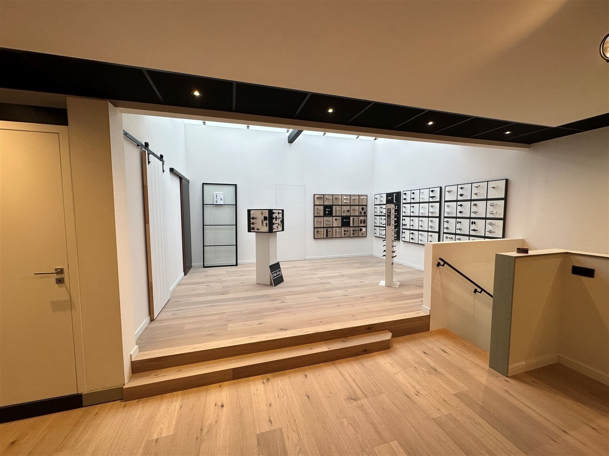 KMO-unit met kantoorruimte en toonzaal foto 30