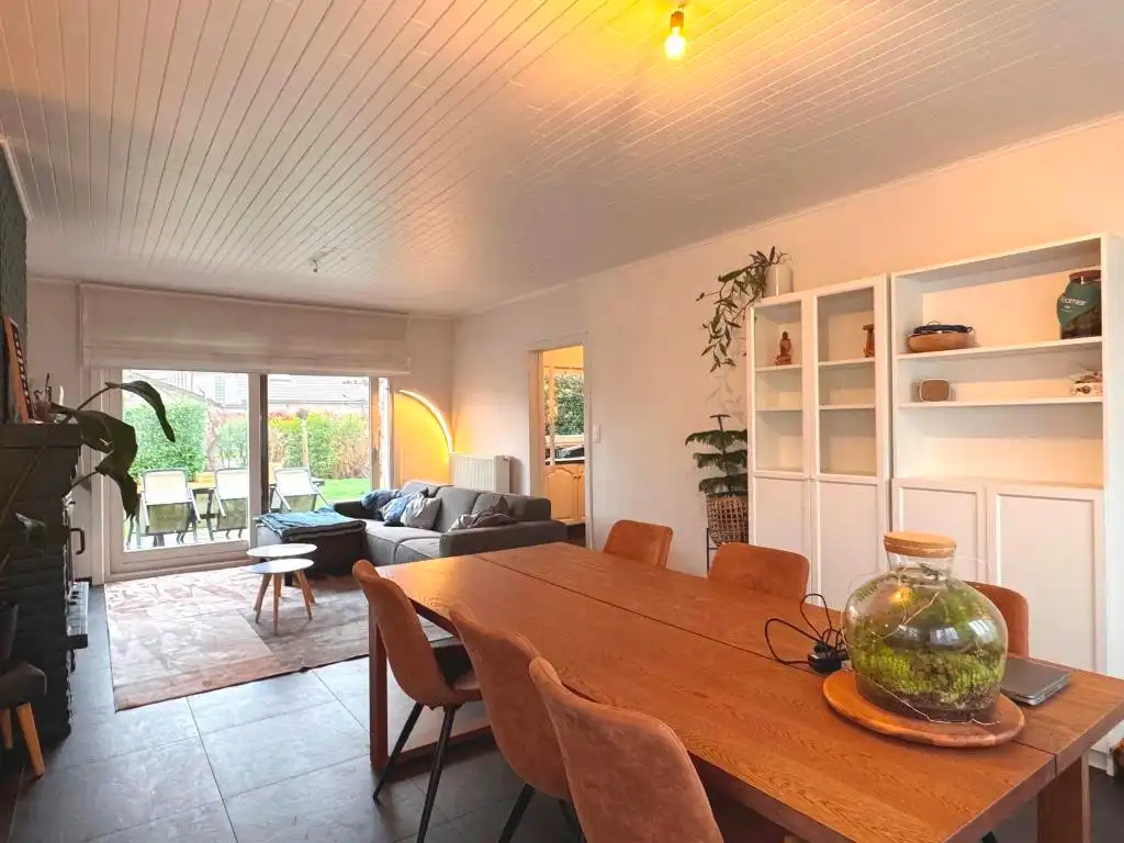 Instapklare en charmante alleenstaande woning met aangelegde tuin is gelegen in een rustige verkaveling. foto 6