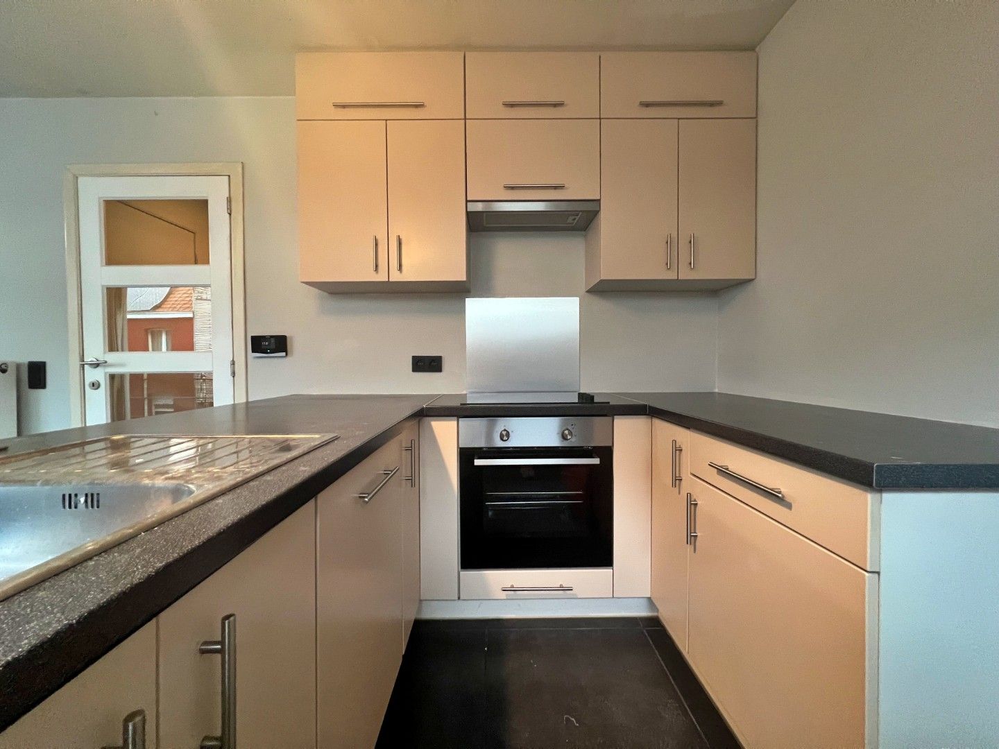 2-slaapkamer appartement met 2 overdekte staanplaatsen foto 8