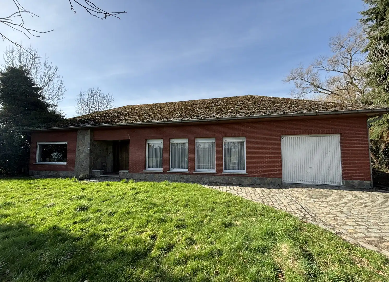 Unieke eigendom op 13.183 m² met te renoveren woning en vergunde stallingen foto 2