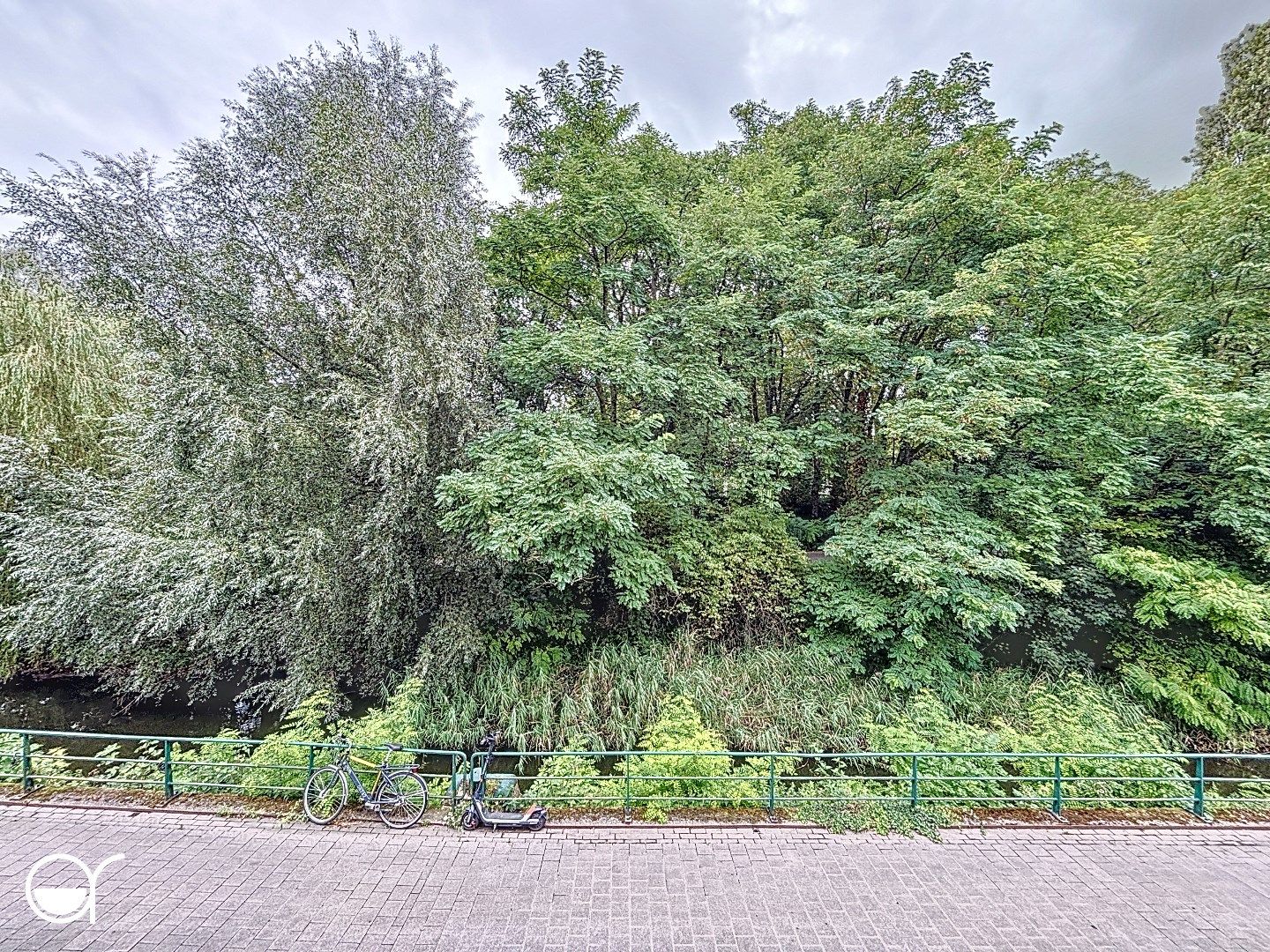 Tweeslaapkamerappartement met ruim terras en zicht op water en groen foto 6