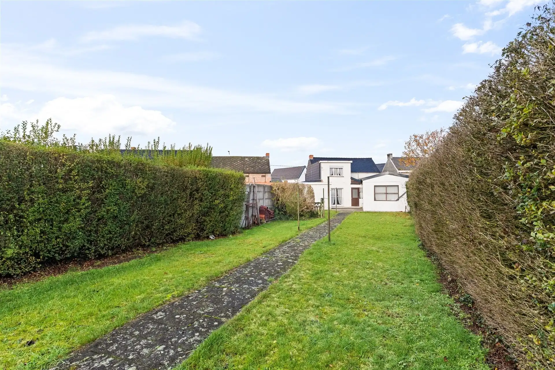 op te knappen woning met leuke tuin en inpandige garage. foto 3