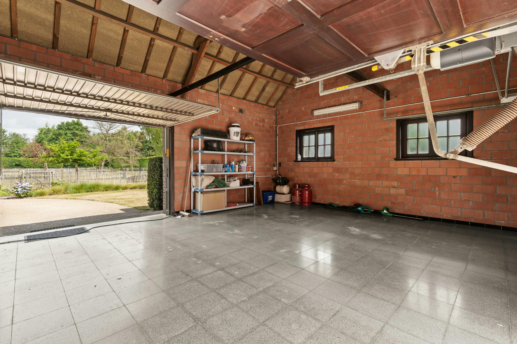 Villa met praktijkruimte en weilanden te koop in Geel foto 38