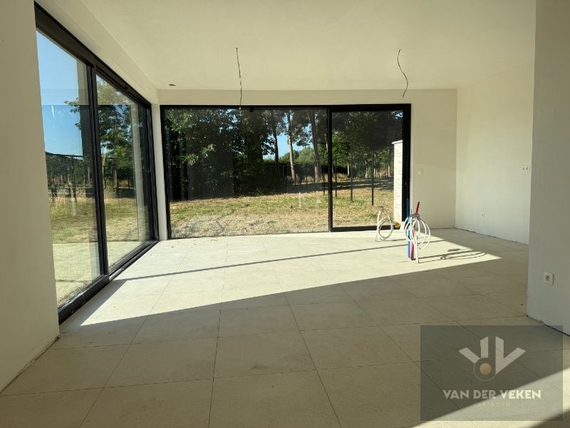 Ruime en volledig afgewerkte half open BEN-woning met 3 slaapkamers te bewonderen in het gezellige Kermt foto {{pictureIndex}}