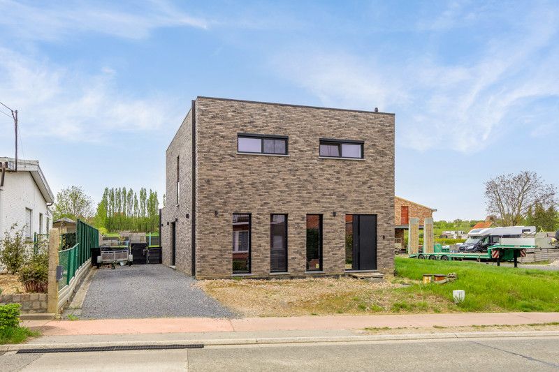 Recente, instapklare woning met garage en zwembad foto 32
