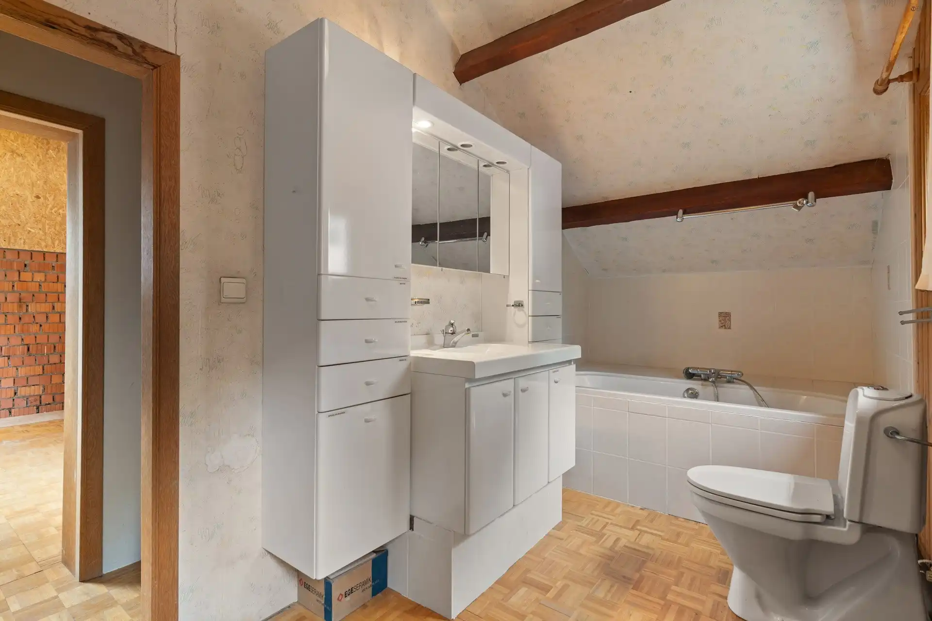 Unieke hoeve met bijgebouw op 19.459 m² grond, verscholen in het groen foto 17