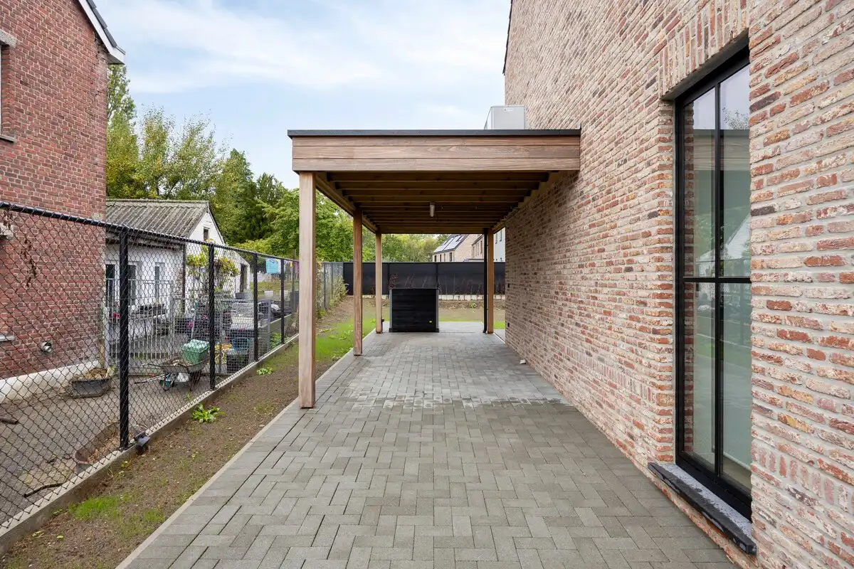 Recente halfopen bebouwing met 3 slaapkamers en carport foto 16