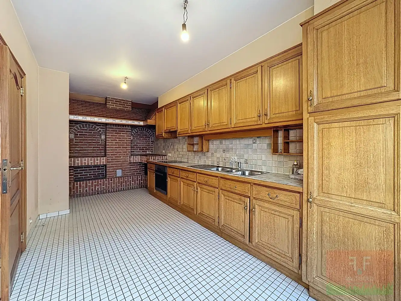 Triplex appartement (4 slaapkamers) met verhuurde winkelruimte en aparte garage te koop in centrum Zottegem foto 9