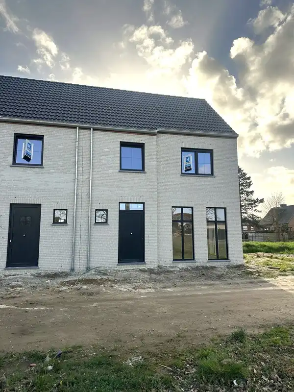 Twee halfopen nieuwbouwwoningen op rustige locatie foto 2