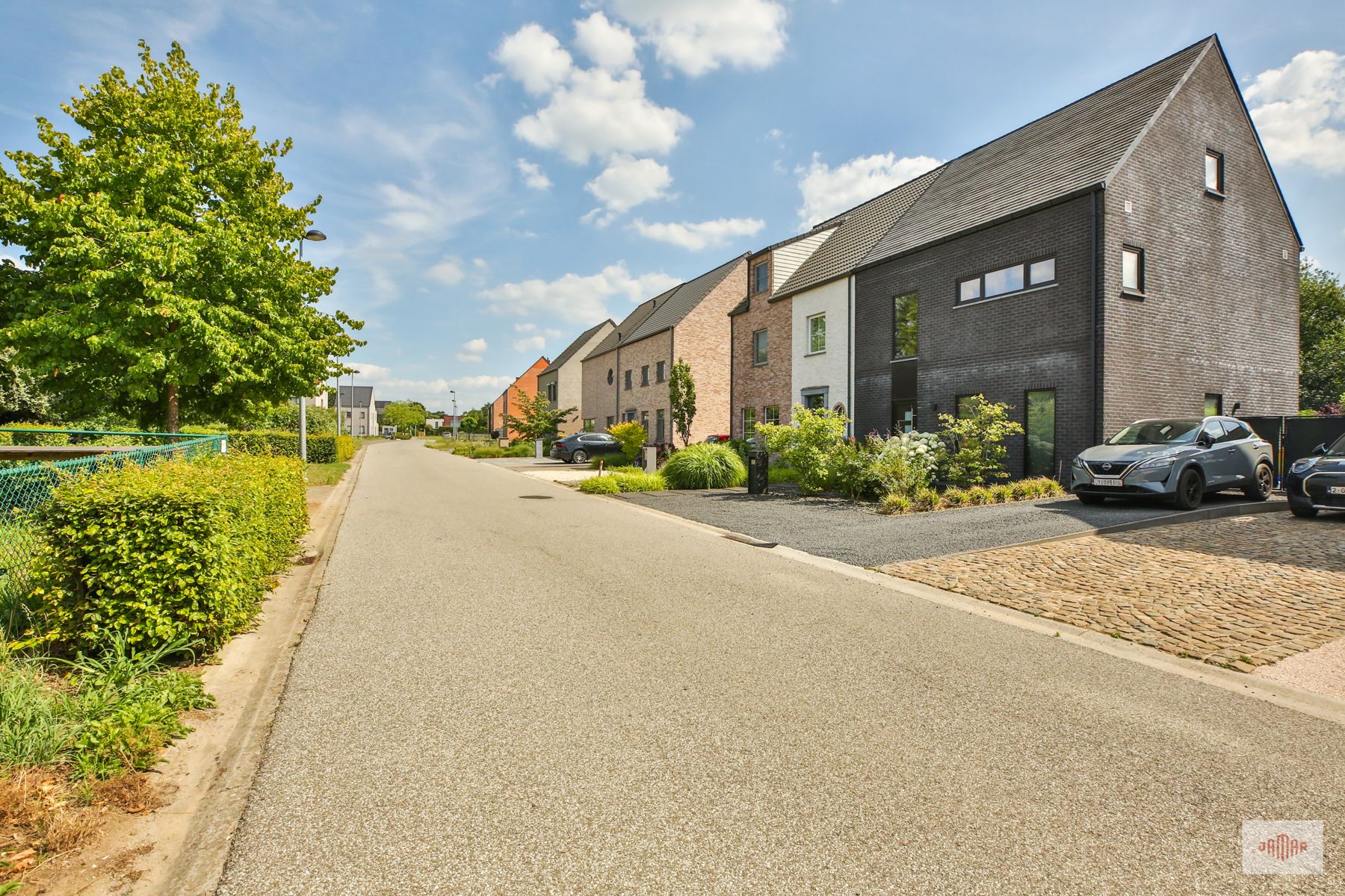 Moderne halfopen gezinswoning met veel ruimte foto 2