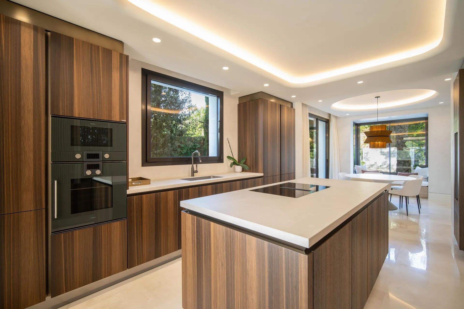 Ultieme luxe in Marbella: exclusieve villa met prachtige tuinen en privézwembad aan de Golden Mile foto 9
