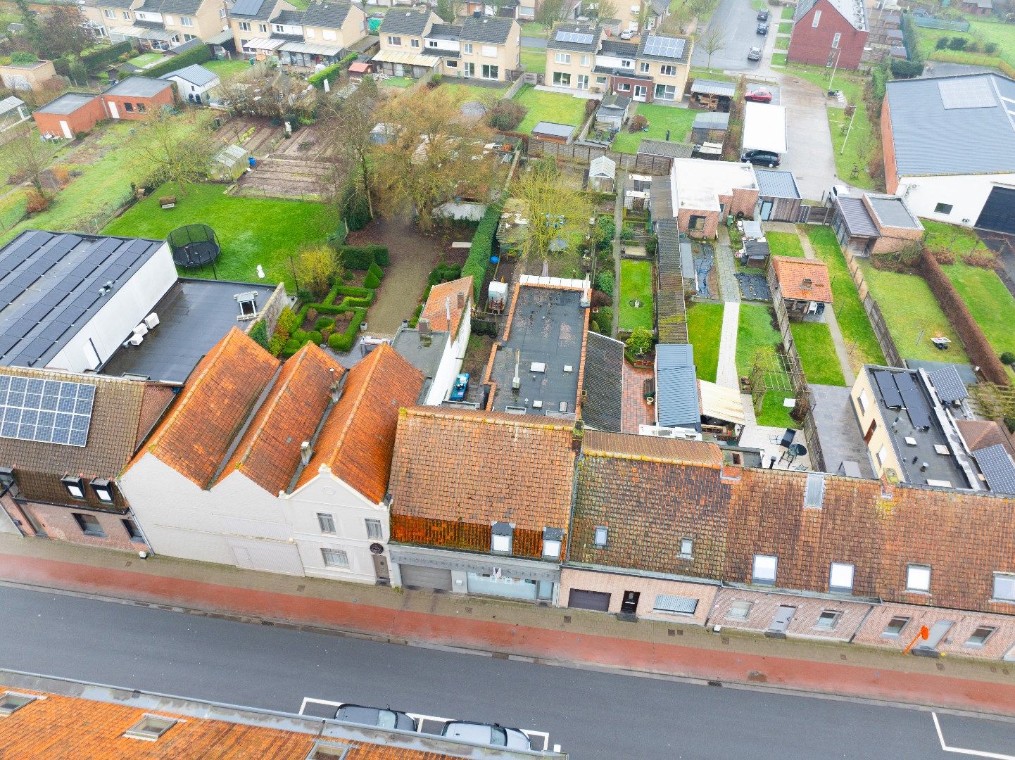Te renoveren woning met 4 slaapkamers en garage foto 2