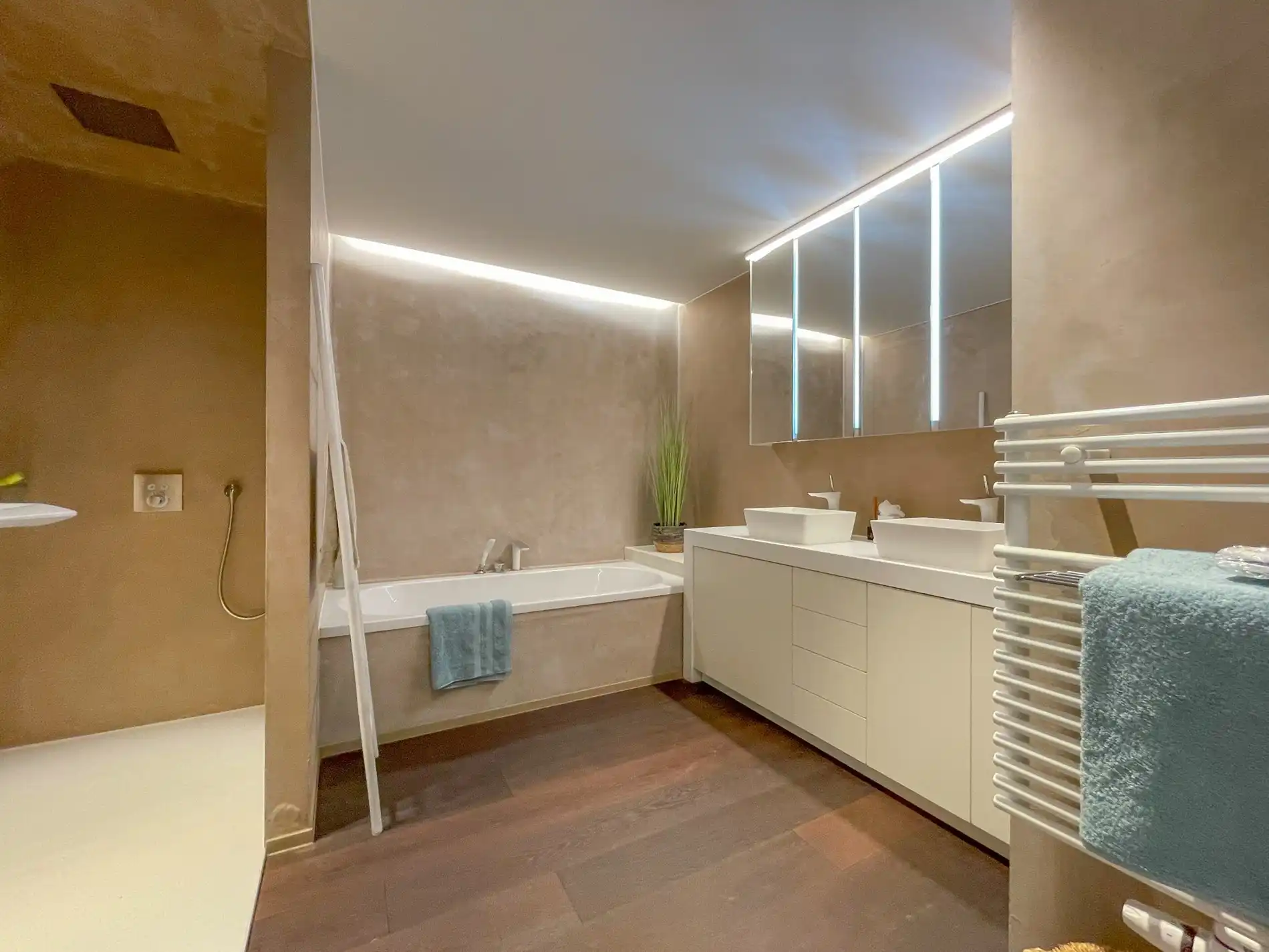 Uitzonderlijk, luxueus afgewerkt hoekappartement met frontaal zeezicht. foto 36