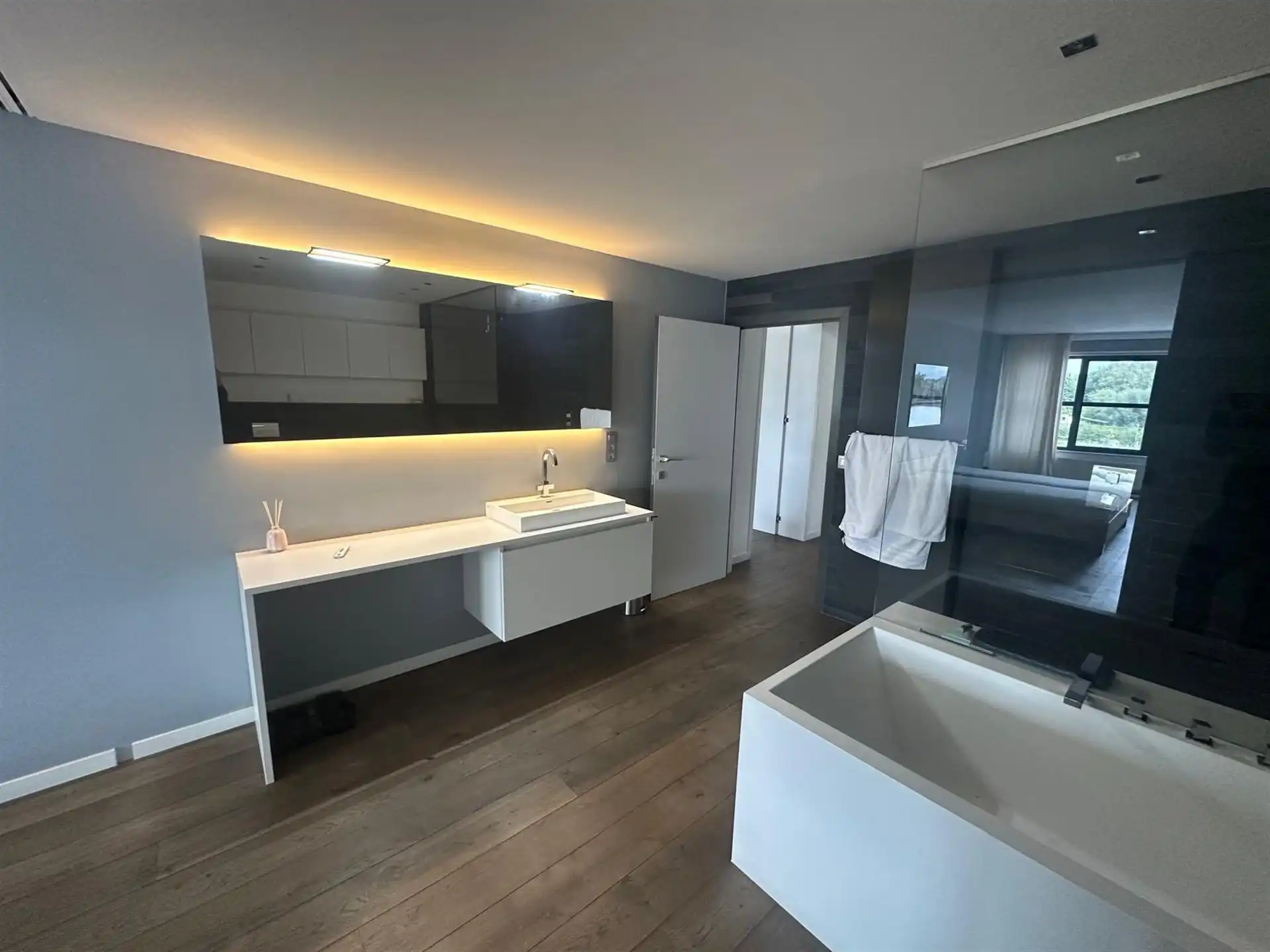 Stijlvol en lichtrijk appartement met twee terrassen en open uitzicht foto 11