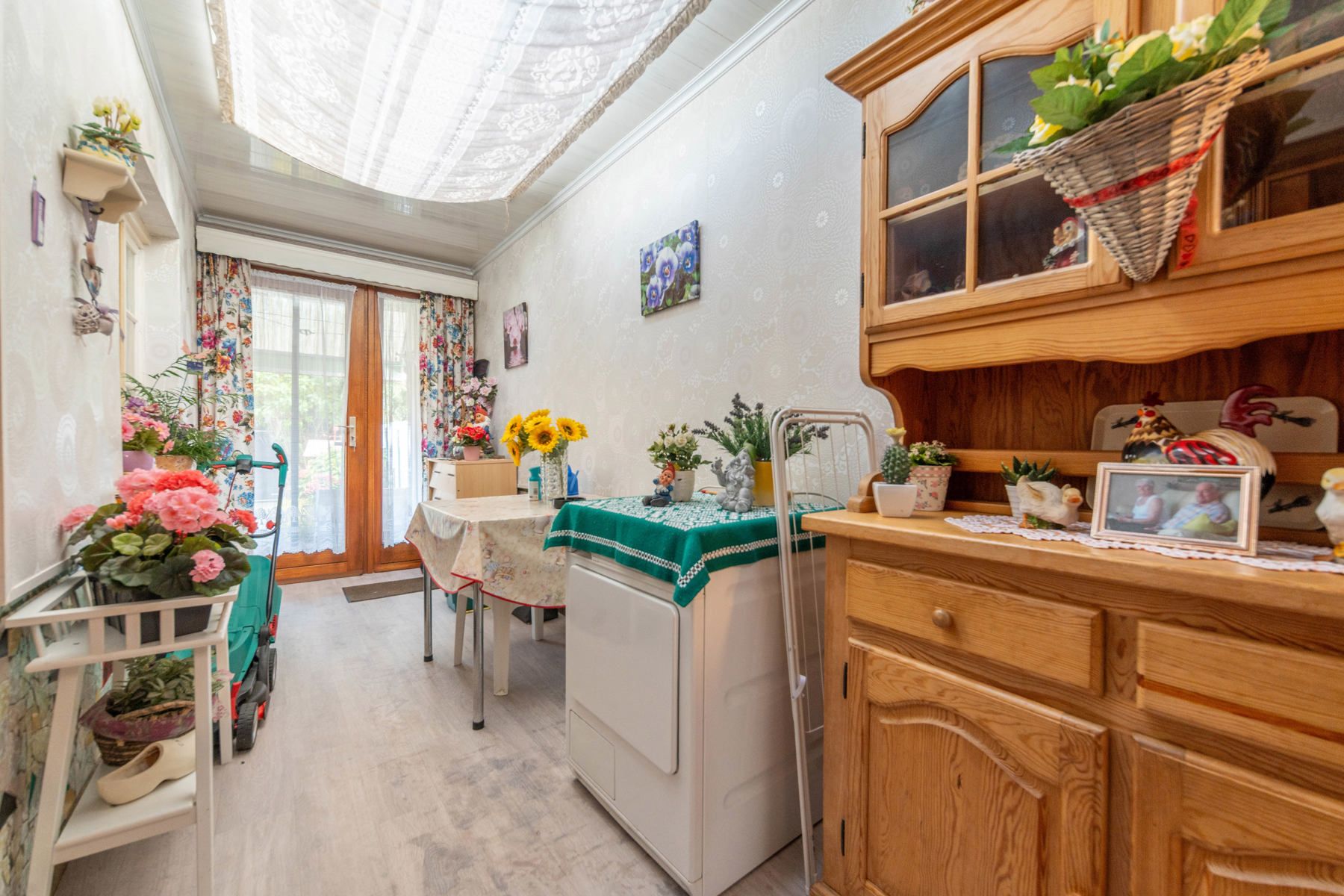 Ruime te renoveren woning met leuke tuin.  foto 9