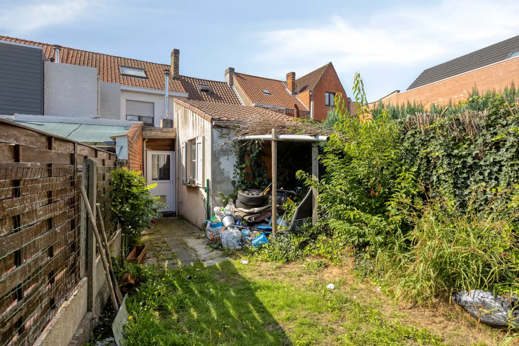 Op te frissen woning met tuin foto 14
