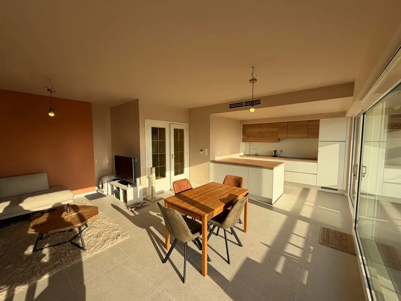 Gerenoveerd appartement van 92m² met 2 slaapkamers te Genk foto 2