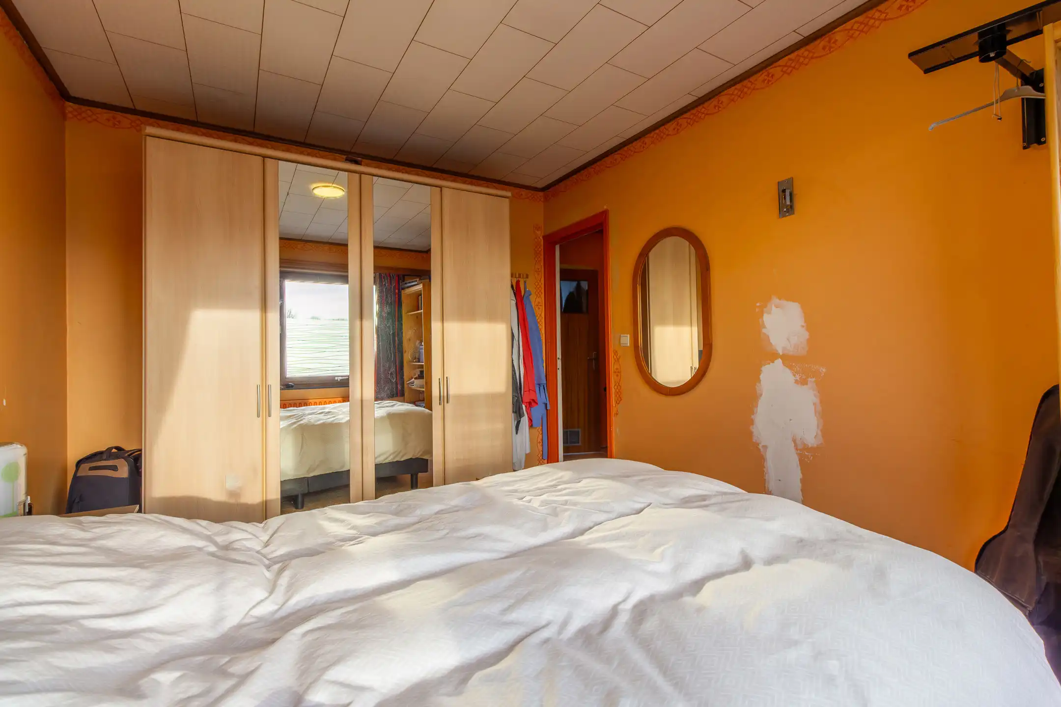 Charmante gezinswoning met potentieel, grote oprit en tuin foto 10